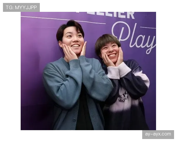 看见何卓佳逛街那会儿我差点以为走错片场，运动衫配着亮眼腕表，路人表情值得回放